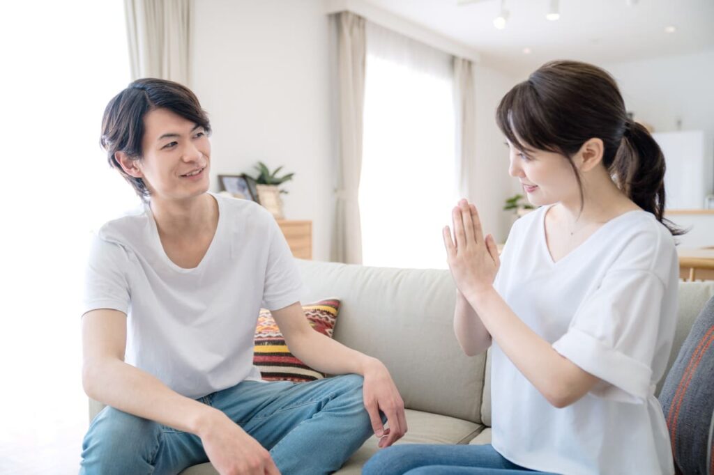 お願いする女性