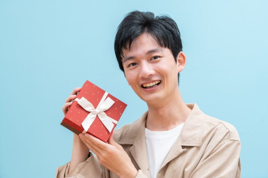 プレゼントを持つ男性