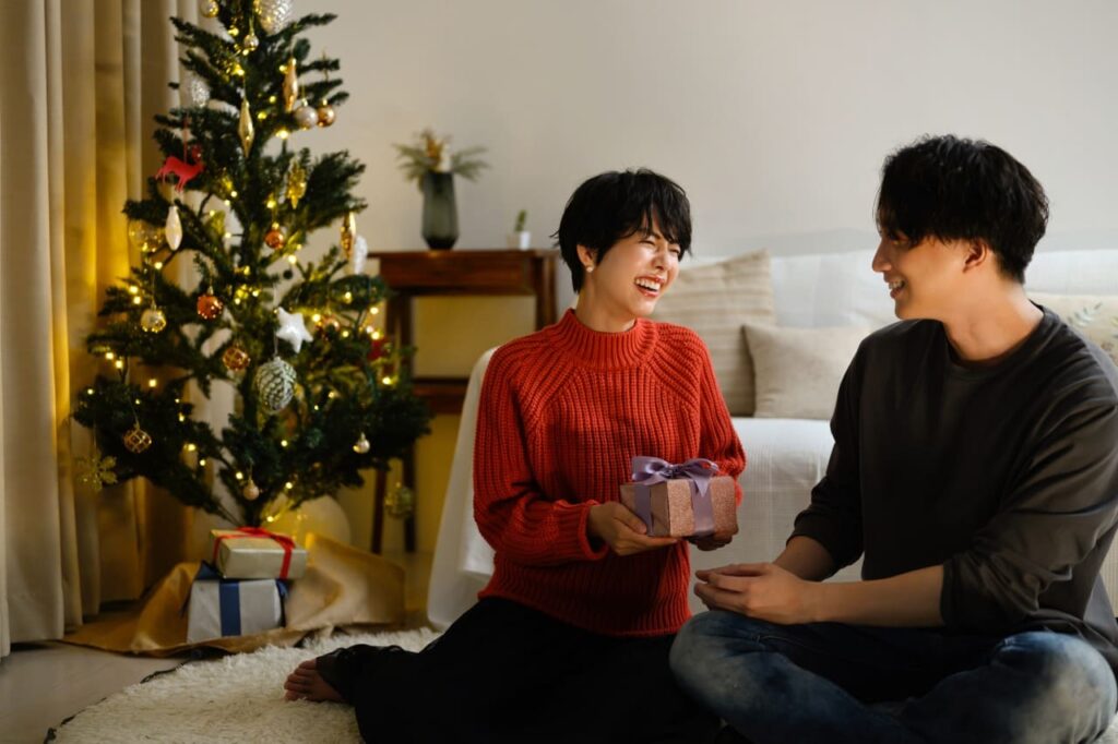 プレゼントを渡すカップル