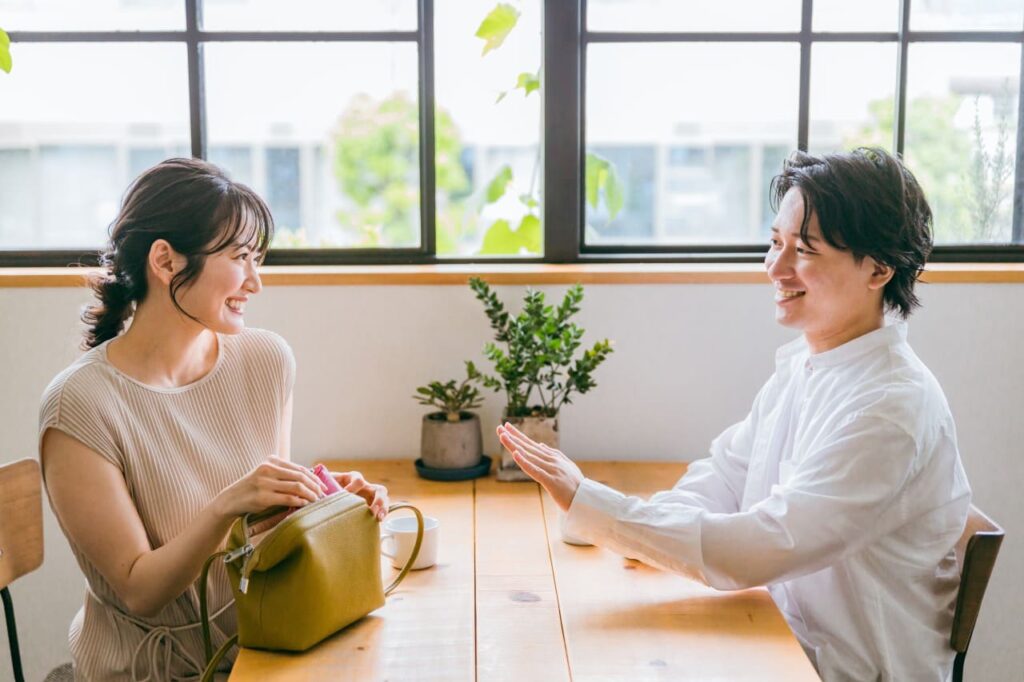 支払いを断る男性