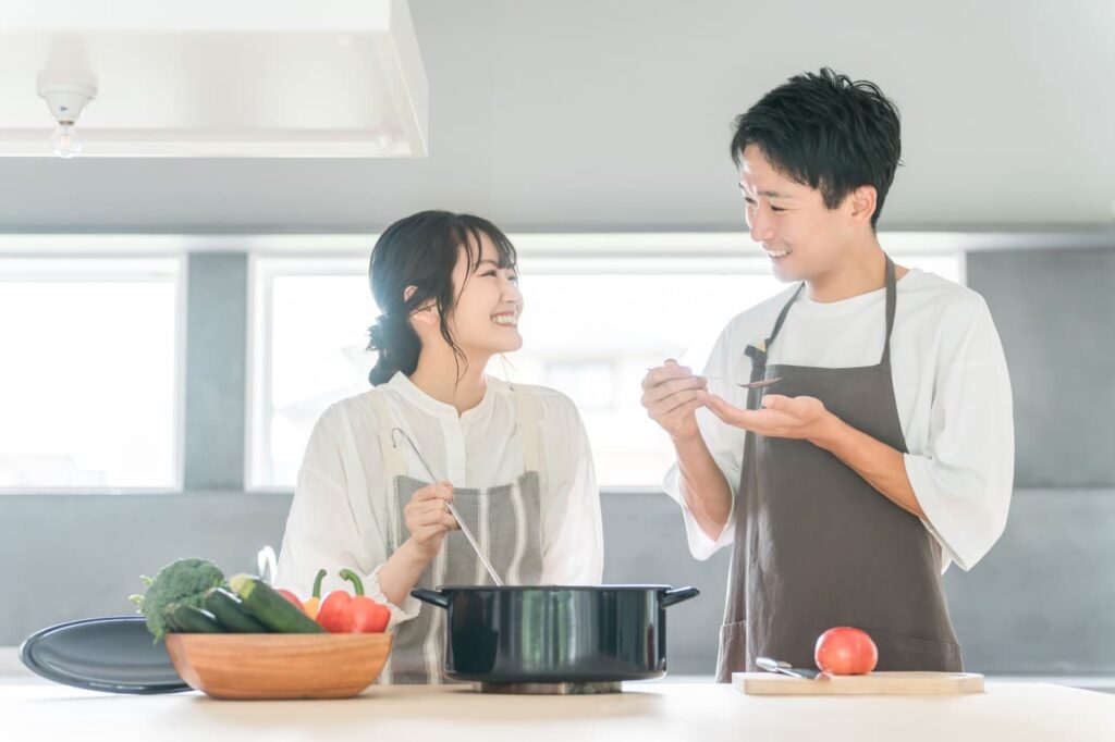 キッチンで料理をするカップル