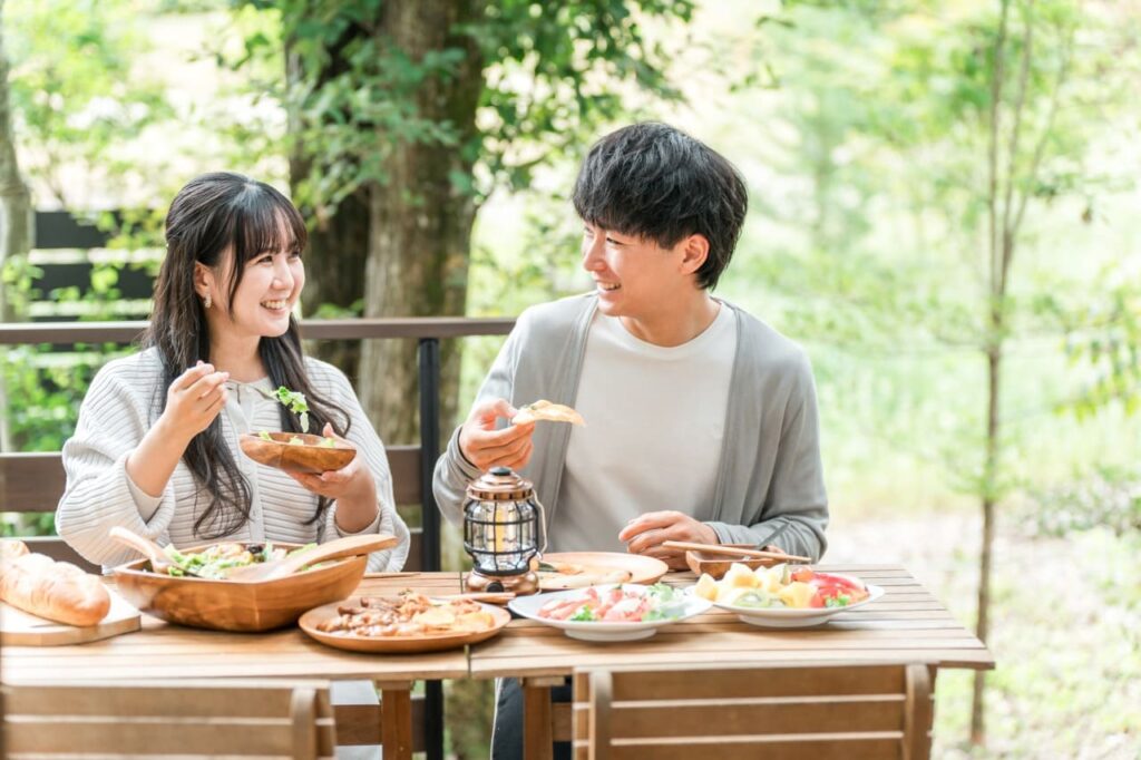 ランチデートするカップル