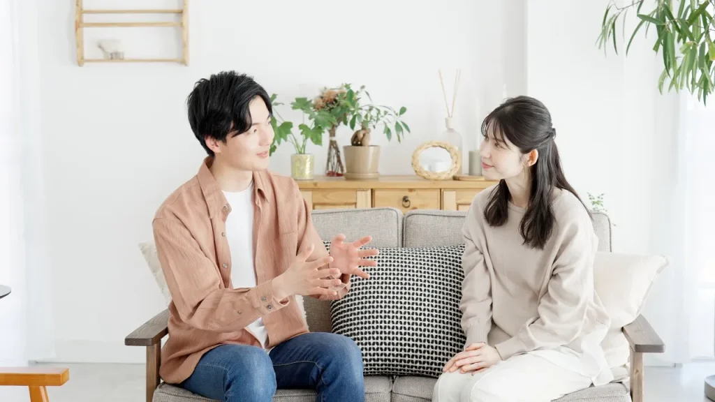 話し合うカップル