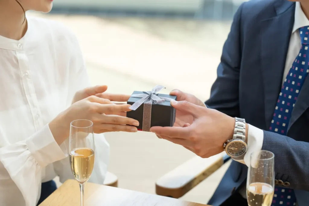 プレゼントを渡すカップル
