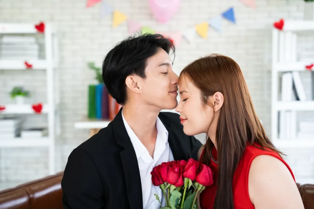 おでこにキスする男性