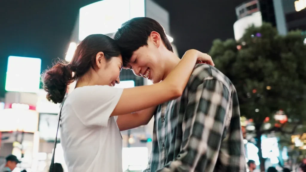 おでこをくっつけるカップル