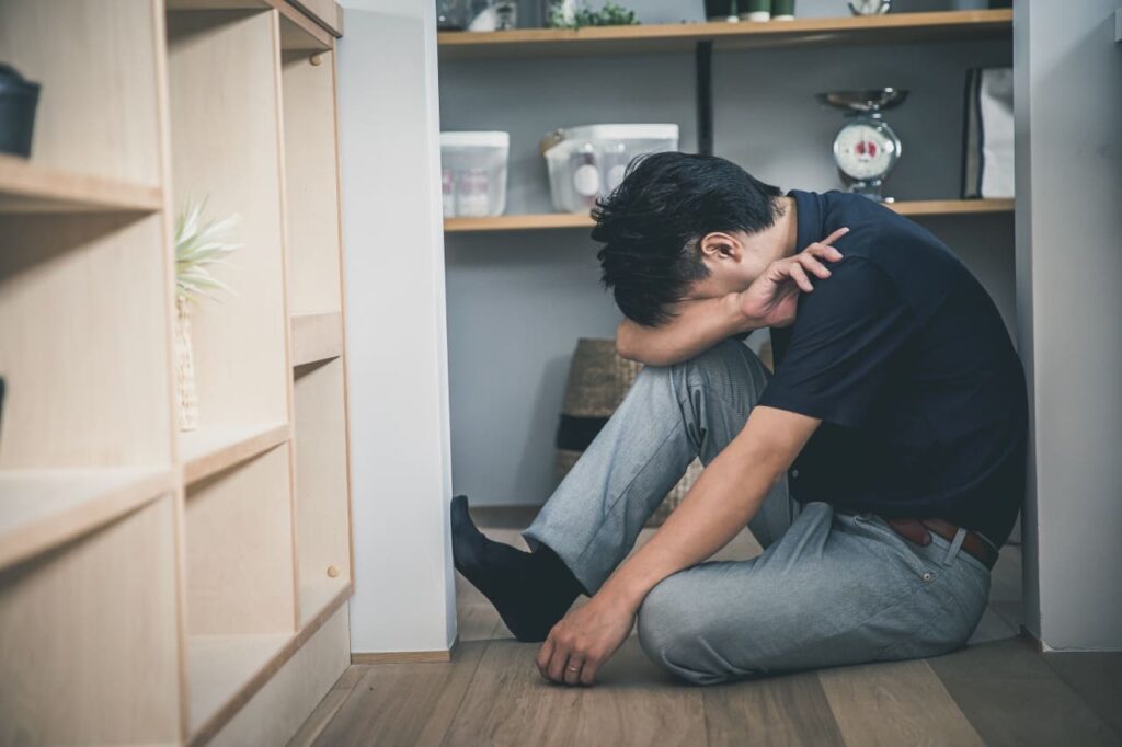 落ち込む男性