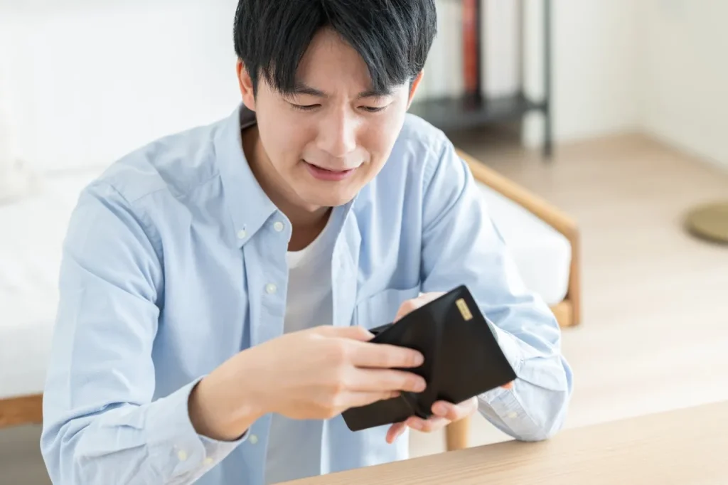 財布を確認する男性
