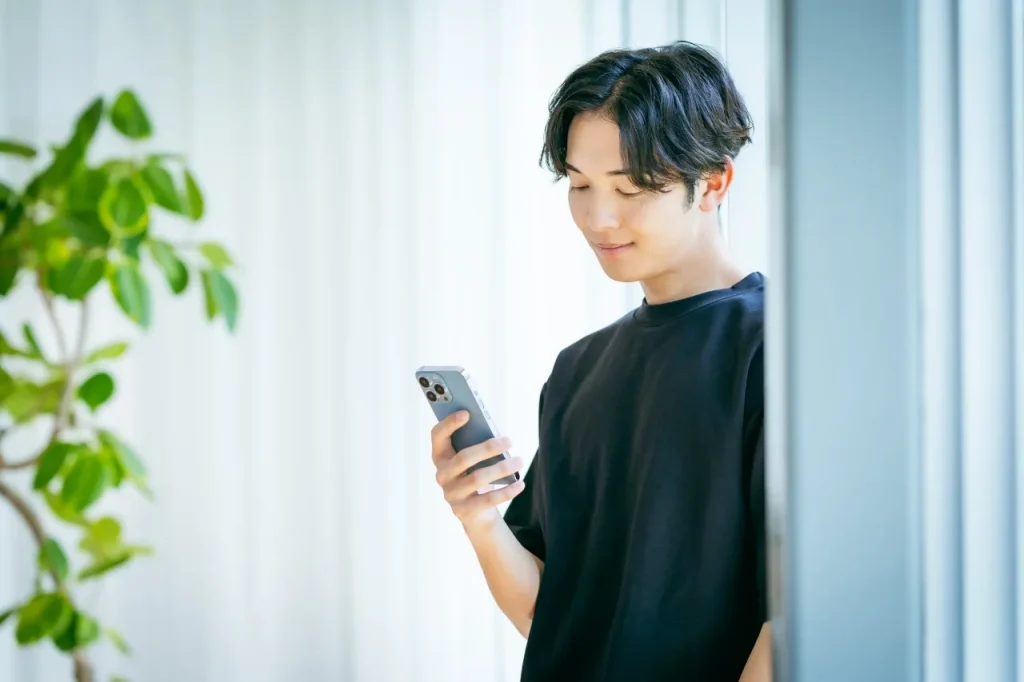 携帯を見る男性
