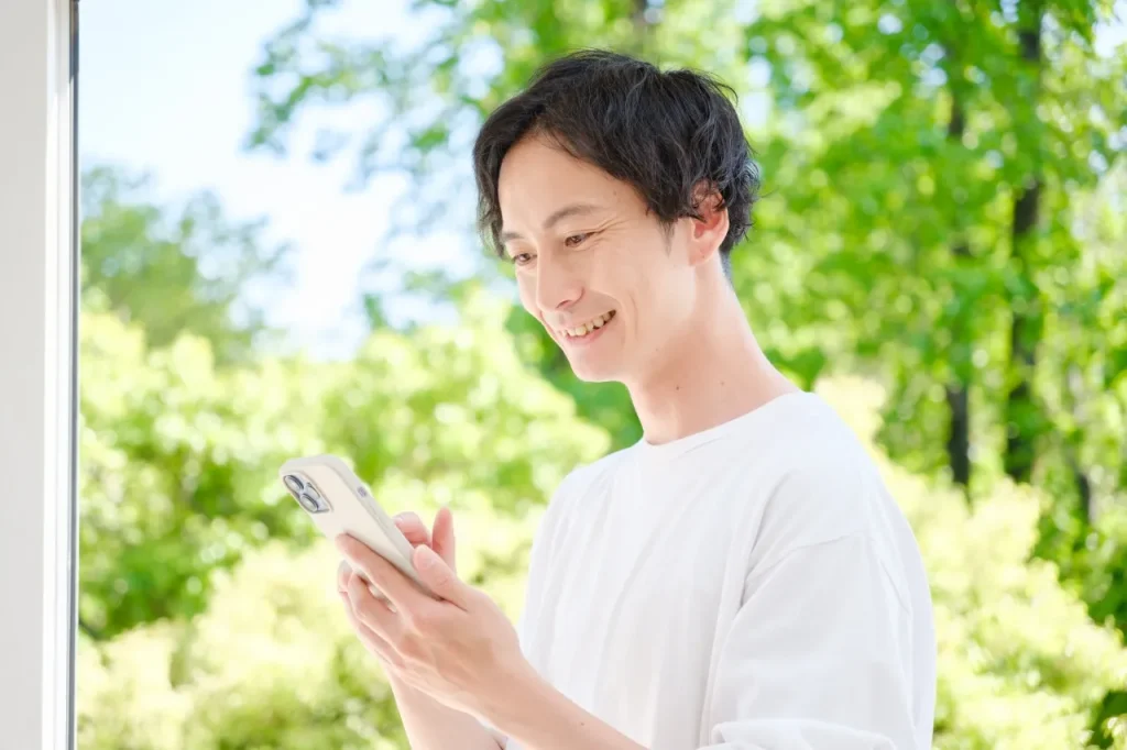 携帯を見る男性