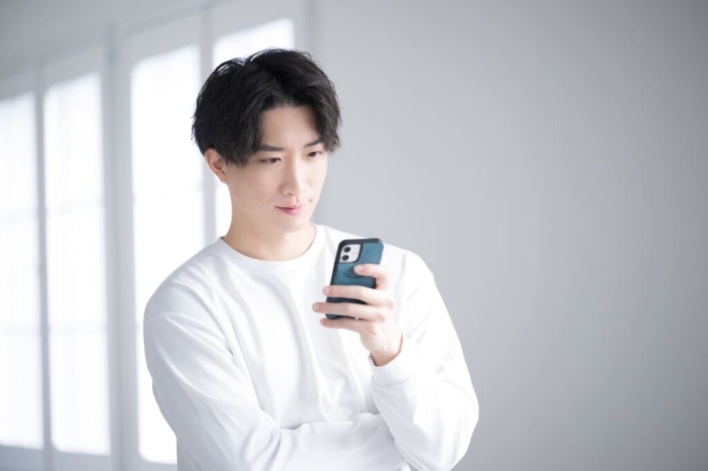 携帯を見る男性