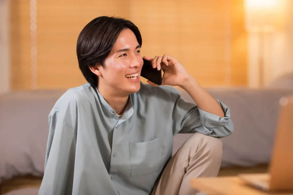 電話をする男性