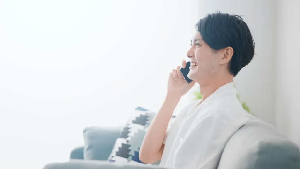 電話をする男性