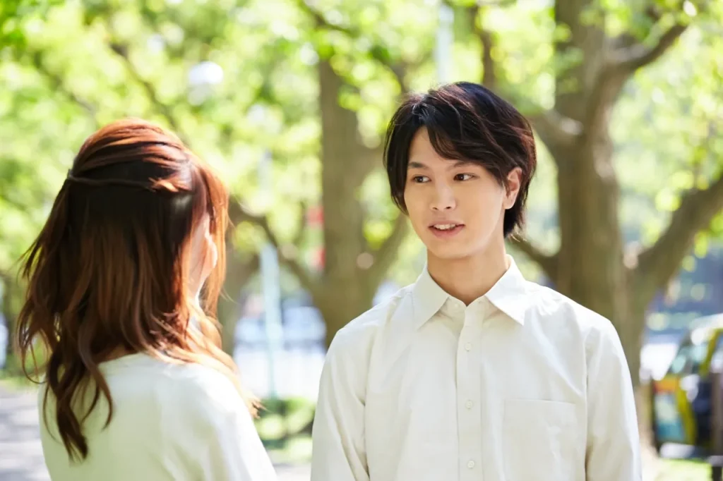 女性を見つめる男性