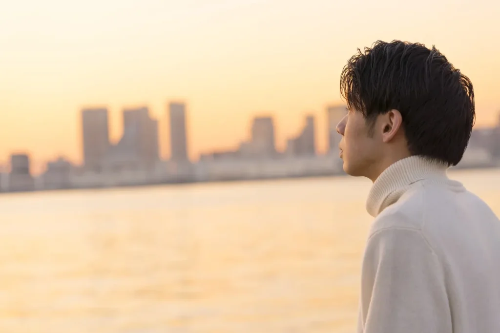 夕日を見る男性