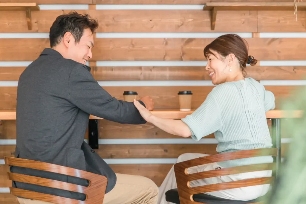 ボディタッチする女性