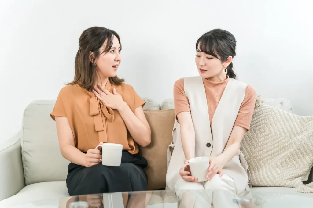 友人に相談する女性