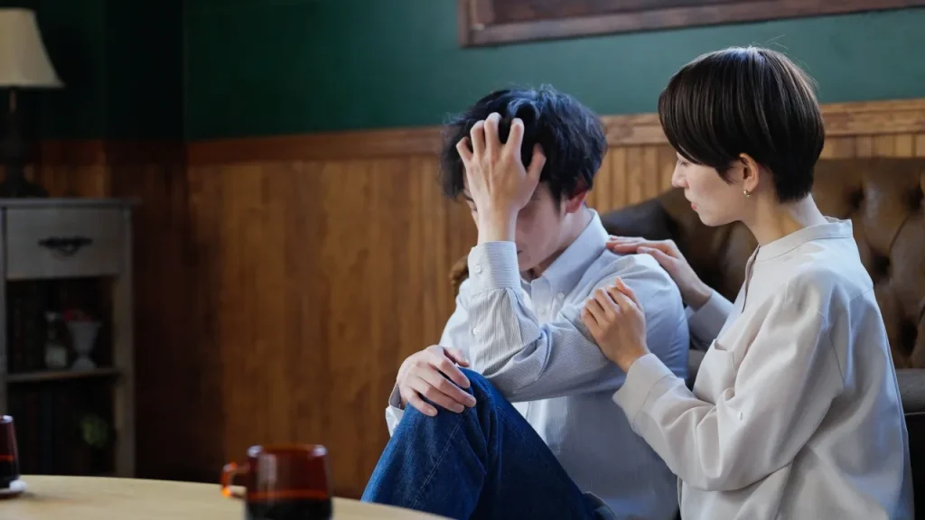 落ち込む男性を励ます女性
