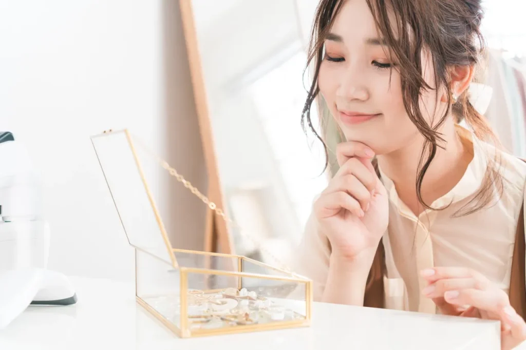 アクセサリーを眺める女性
