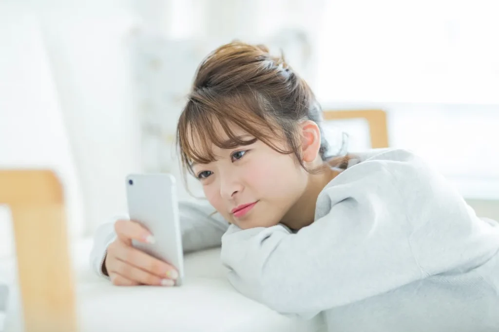 携帯を見る女性