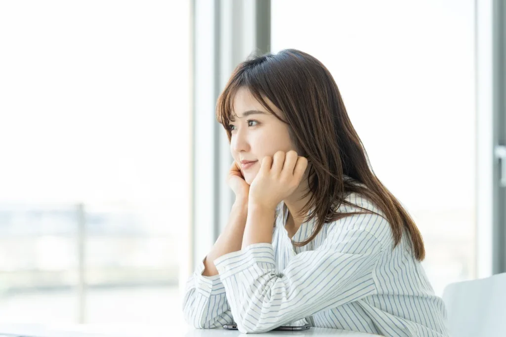 外を眺める女性