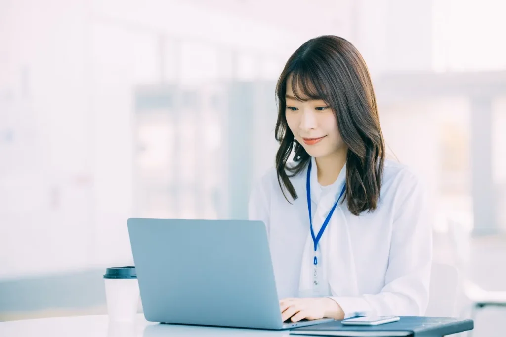 パソコンを見る女性