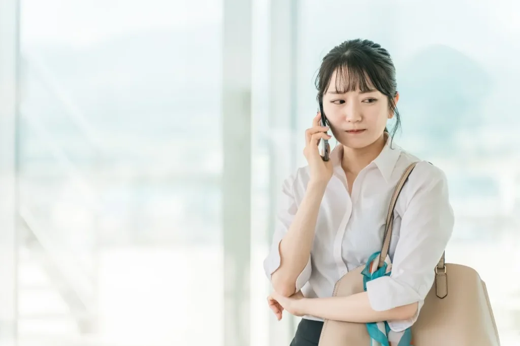 電話をする女性