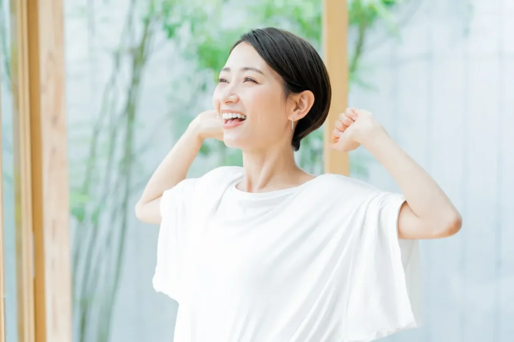 伸びをする女性