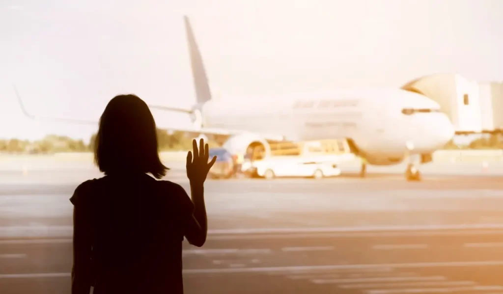 飛行機を眺める女性