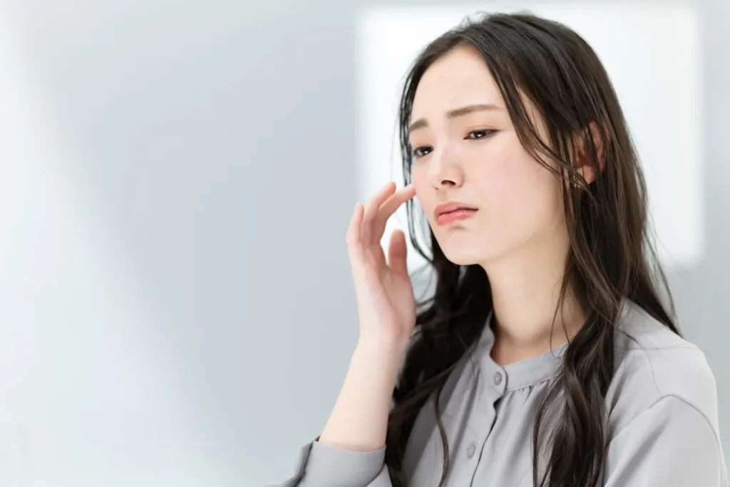 悩んでいる女性