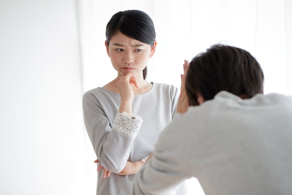 彼女に謝罪する彼氏