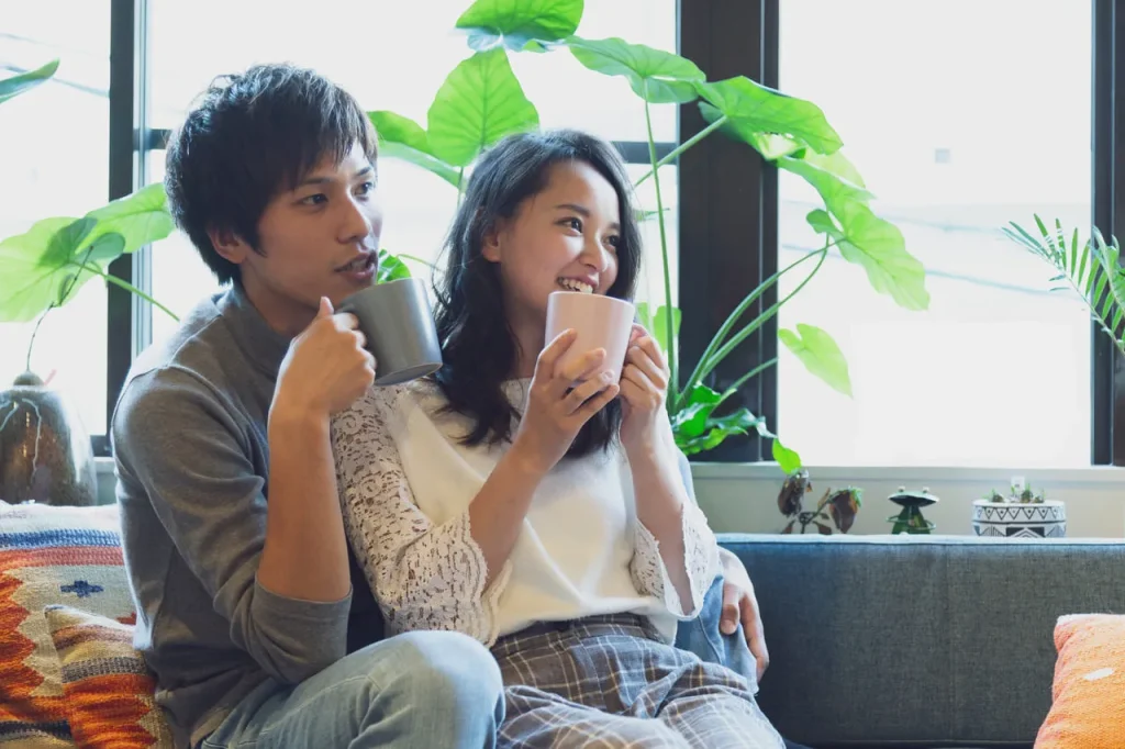 リラックスするカップル