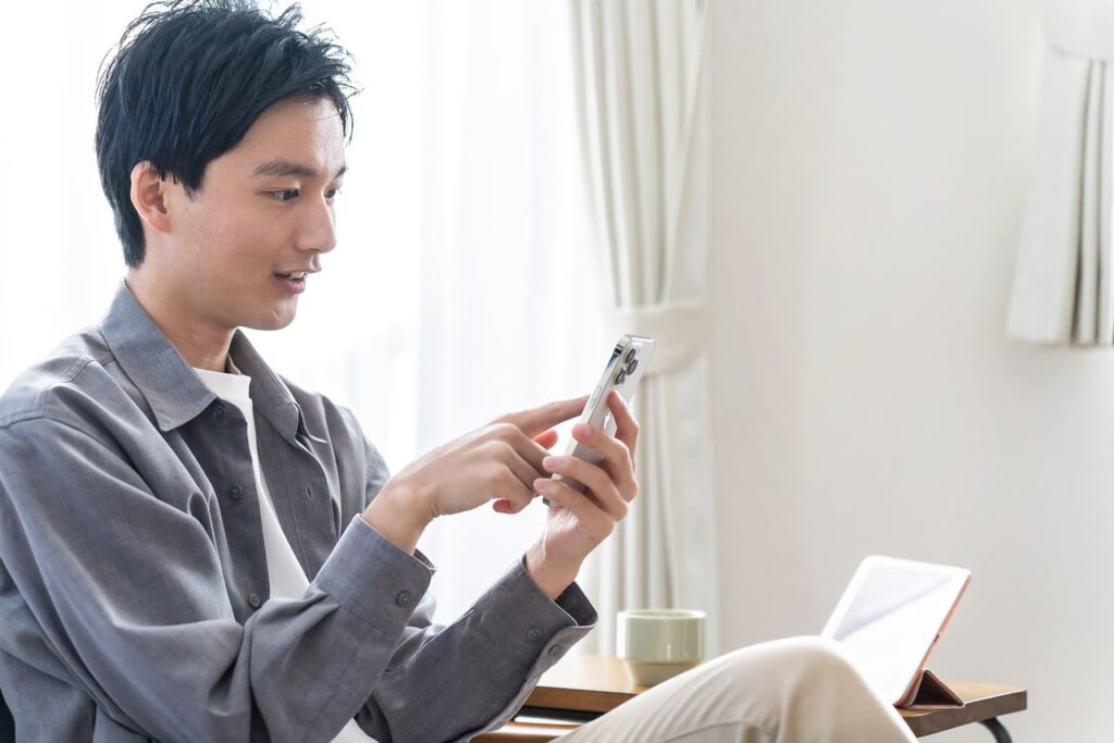 スマホを操作する男性