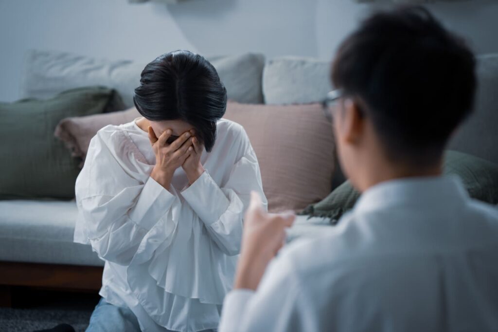 カップル　喧嘩　泣く女性