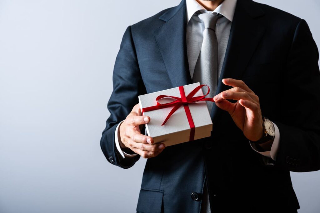 プレゼントを持つビジネスマン
