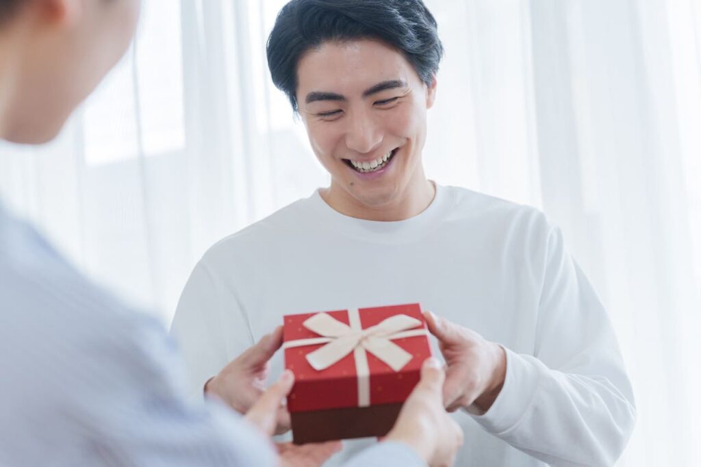 プレゼントを貰い喜ぶ男性