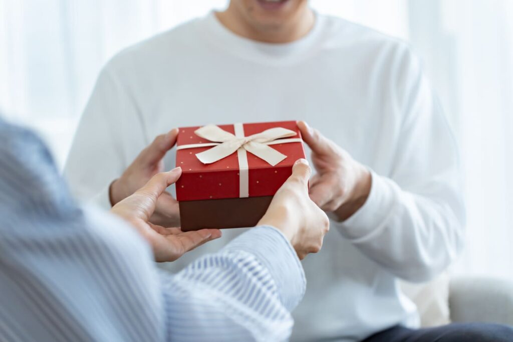 プレゼントをもらう男性