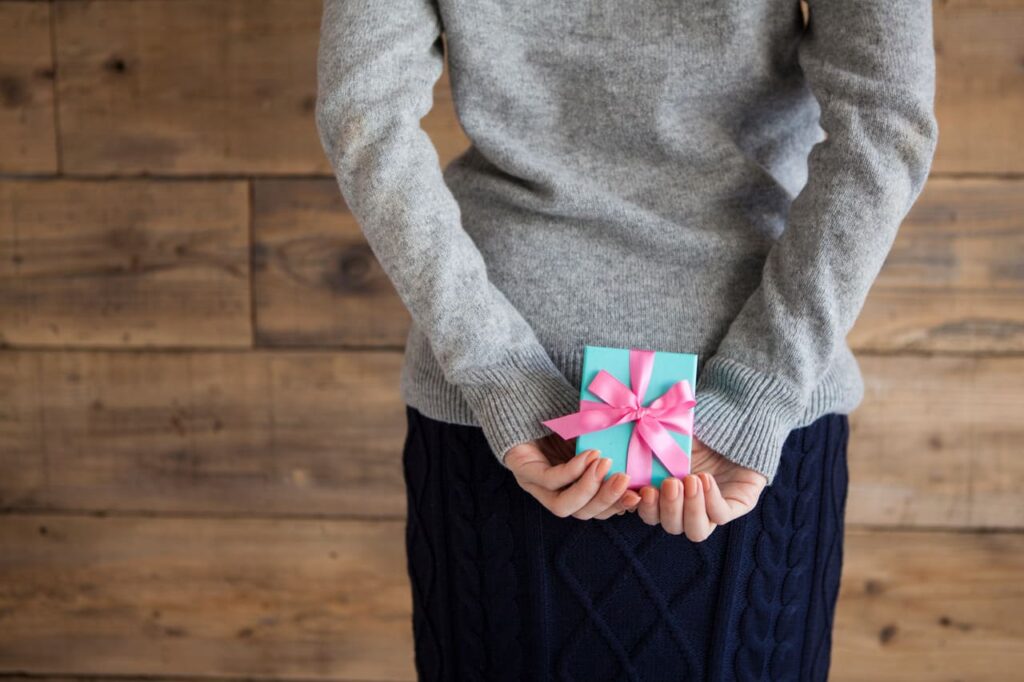 プレゼントを持つ女性
