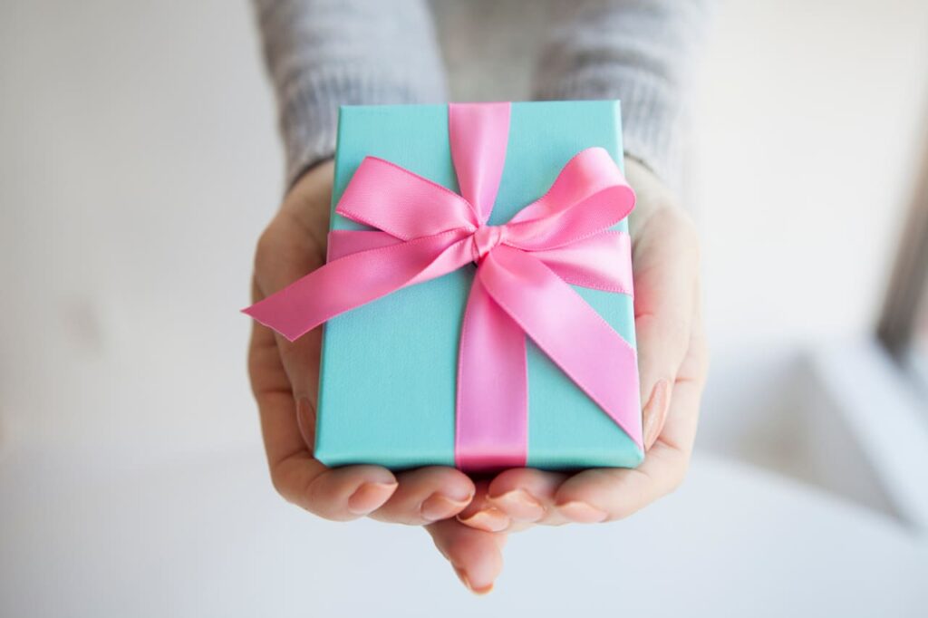 プレゼントを渡す女性