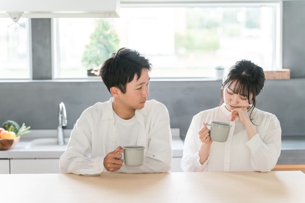 話し合うカップル