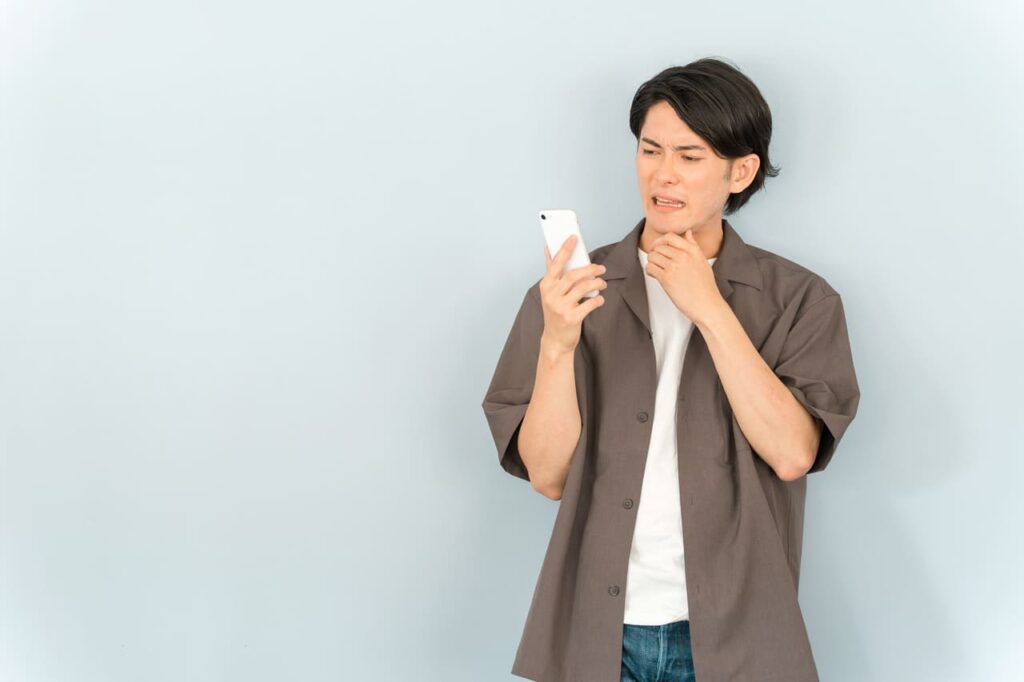 スマホを見て困る男性
