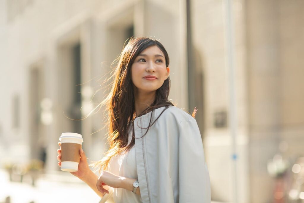 コーヒーを持つ女性
