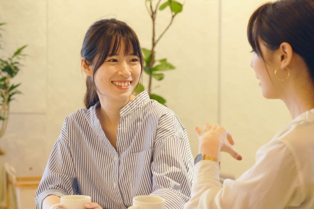 コーヒーを飲む女性たち